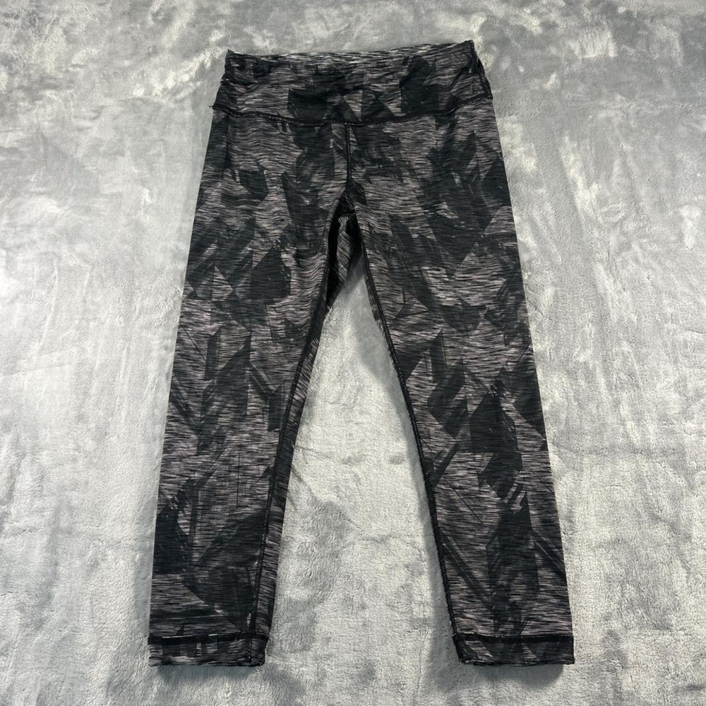 Black and grey capris with‎ a sporty vibe